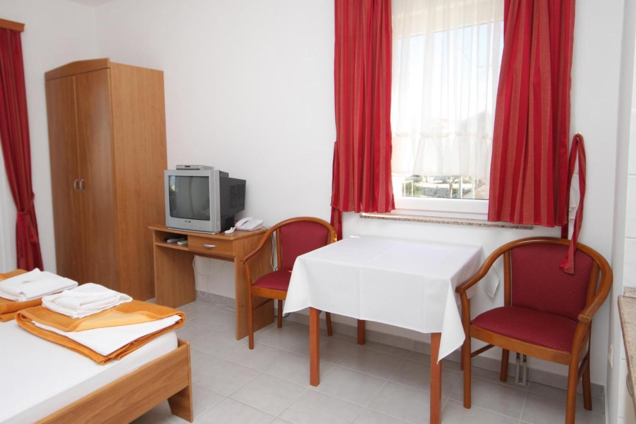Apartments And Rooms By The Sea Vinjerac, Zadar - 3248 외부 사진